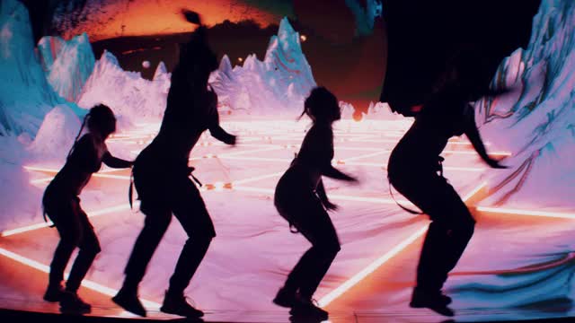 舞者在舞台上以投影为背景表演剪影。里面是超现实的数字景观，紫色的山脉和霓虹灯视频素材