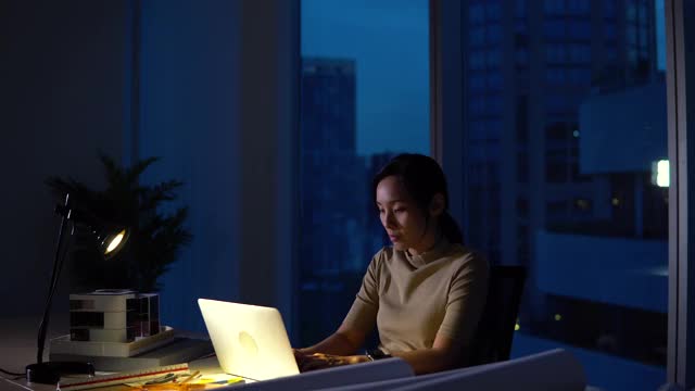 严肃行动的桌子前的电脑显示器桌面在工作场所的晚上视频下载