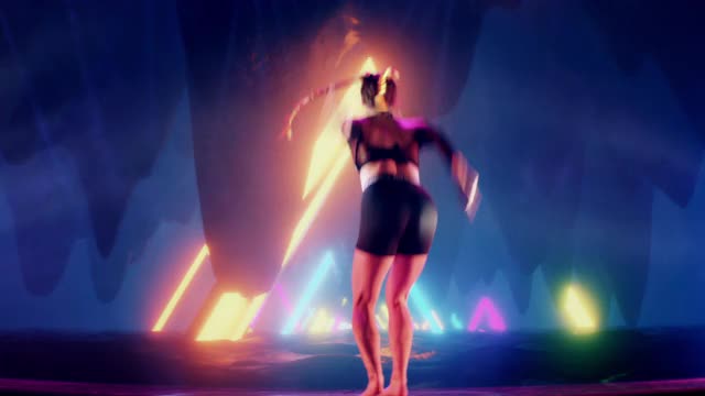 舞者在投影背景上表演芭蕾舞姿势。超现实的霓虹灯数字隧道视频素材