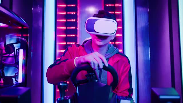 亚洲人玩虚拟现实游戏视频素材