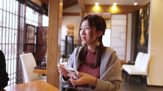 一名孕妇在日本餐馆和朋友谈论她的孩子视频素材