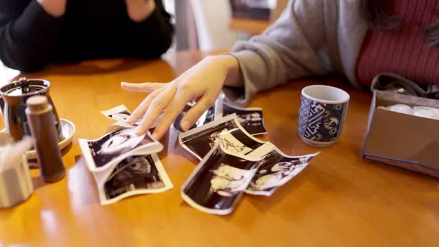 一名孕妇在日本餐馆和朋友谈论她的孩子视频素材