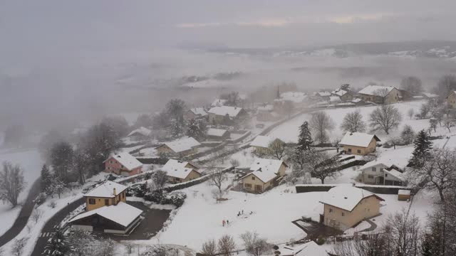 法国上萨瓦的安德利村，雪下的法国视频下载
