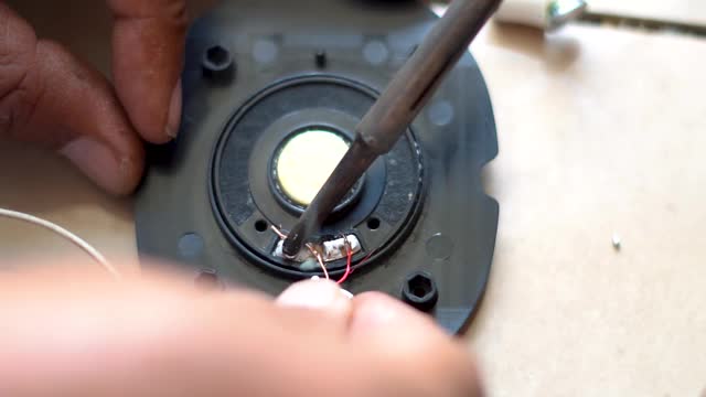 手动焊接电子设备来修理它的特写镜头。电工修理断了的电线。电脑维修的概念视频素材