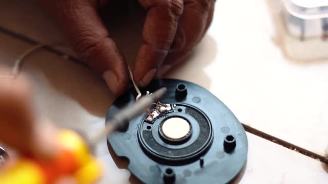 手动焊接电子设备来修理它的特写镜头。电工修理断了的电线。电脑维修的概念视频素材