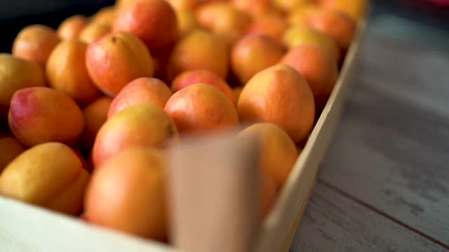 新鲜成熟的杏子在白色的乡村弓白色的桌子上视频下载