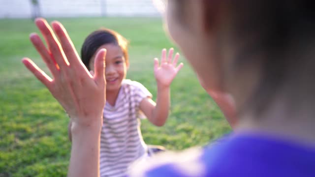 亞洲母親和兒子在公園玩，戶外。視頻素材