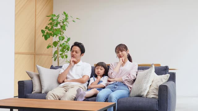 亚洲家庭在沙发上思考视频下载
