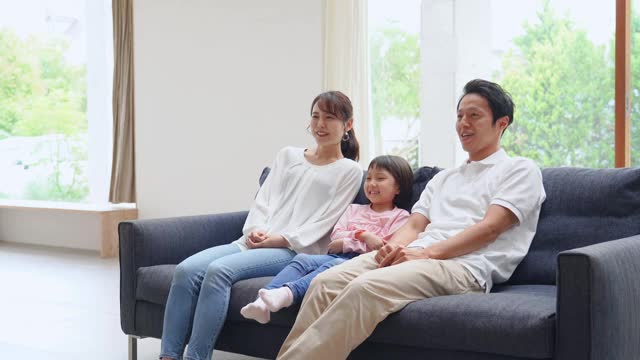 亚洲家庭在沙发上微笑视频下载