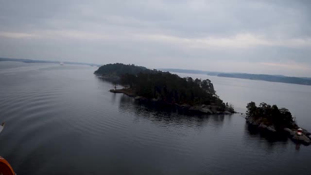 游船穿过瑞典群岛视频素材