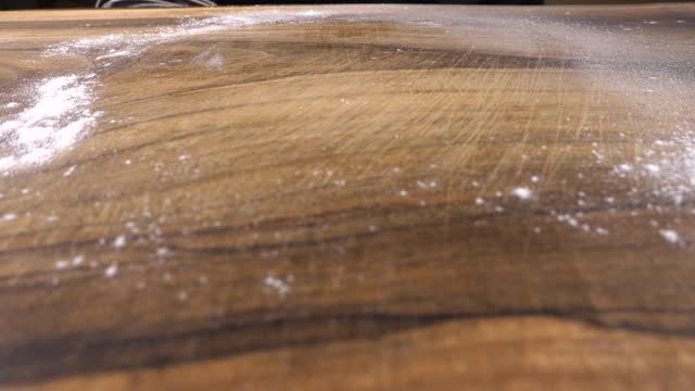 面粉通过筛子筛到木板上。视频素材