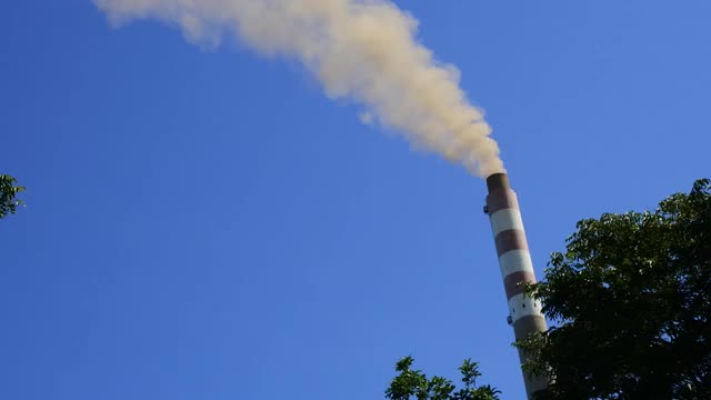 工厂烟囱里冒出的烟加剧了空气污染视频素材