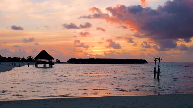马尔代夫热带梦幻海滩背后的日落视频素材