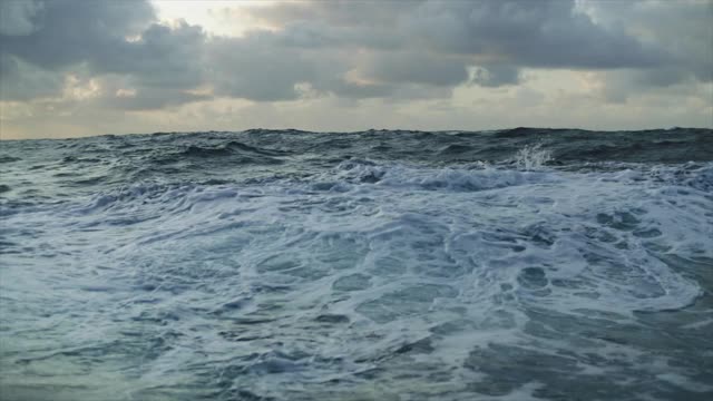 从船上观看波涛汹涌的大海视频下载