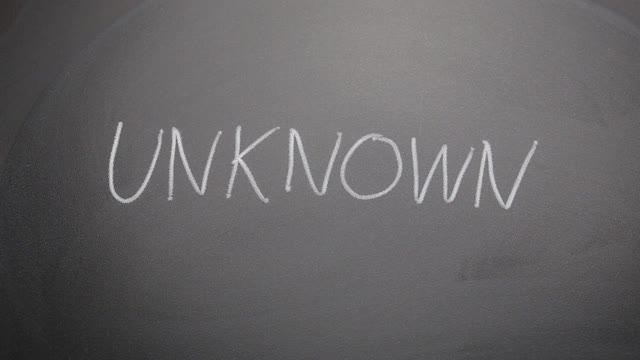 手写划去黑板上的“未知”。视频下载