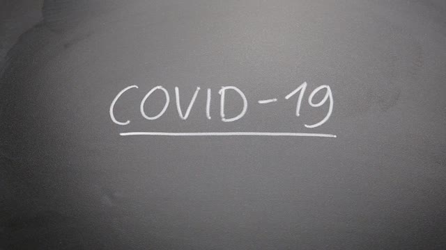 在黑板上手写“Covid-19”。视频下载