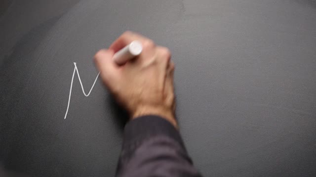 在黑板上手写“钱”并做记号视频下载