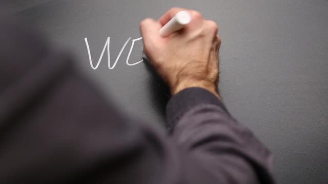 在黑板上手写“We are open”并做记号视频下载