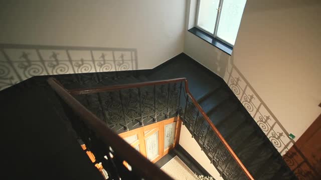 女人秋衣爬楼梯多层楼台阶沿着系列台阶视频素材