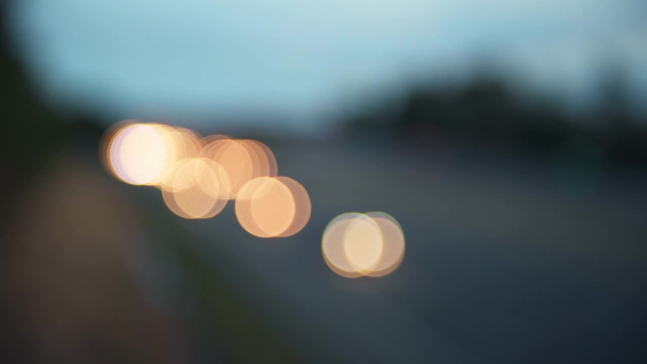 高速公路上模糊的车灯视频素材