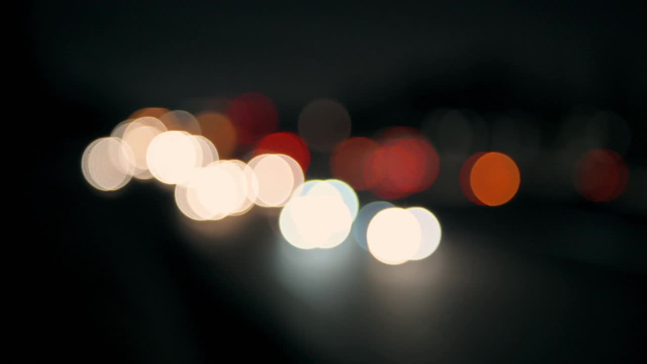 高速公路上模糊的车灯视频素材