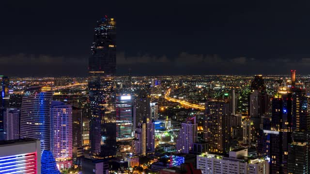 曼谷市中心商业区上空，夜幕降临，高楼大厦林立，日以继夜——时光流逝视频素材