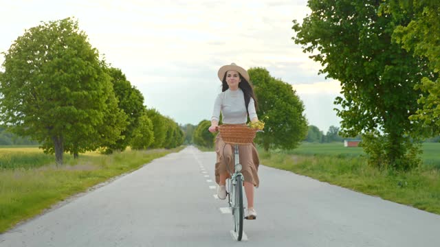 慢镜头骑自行车的开朗的年轻女子视频下载