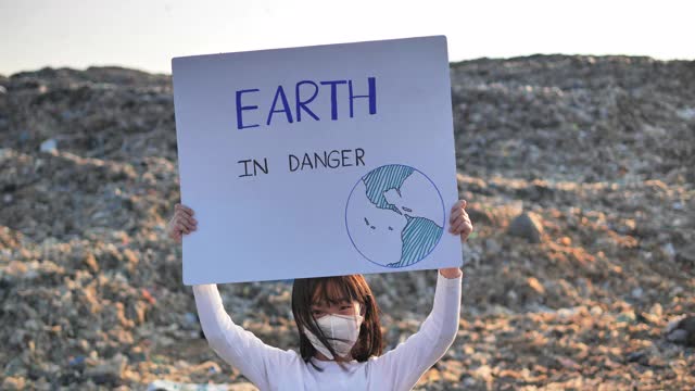 一个女孩正在为全球废物堆的未来而斗争。视频下载