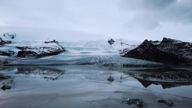 冰岛蓝色冰川的鸟瞰图视频素材