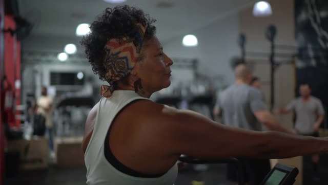 一位在健身房锻炼的老年妇女的肖像视频素材