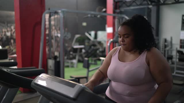 一个年轻女子在健身房锻炼的肖像视频素材