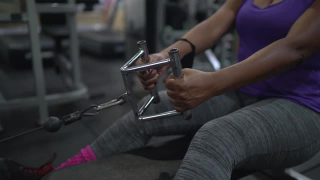 成熟的女人在健身房锻炼视频素材