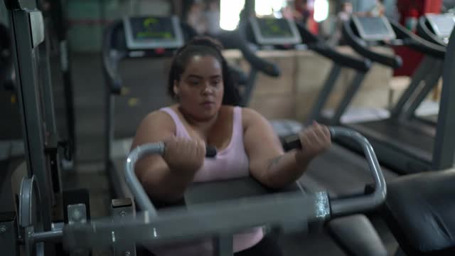 一个年轻女子在健身房锻炼的肖像视频素材