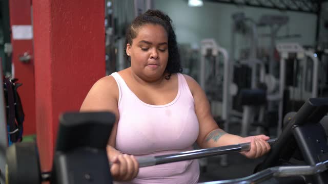 一个在健身房快乐的年轻女人的肖像视频素材