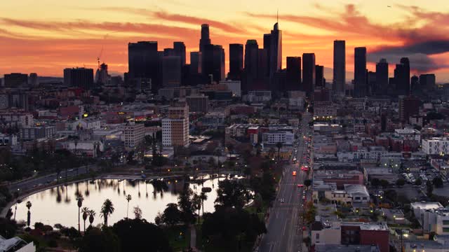 鸟瞰图从第七街经过麦克阿瑟公园到洛杉矶市中心视频素材