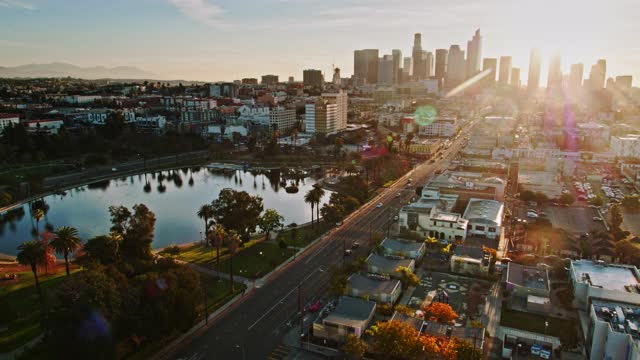 早晨的阳光透过DTLA摩天大楼在第七街和威尔希尔大道在韦斯特莱克，洛杉矶-空中视频素材