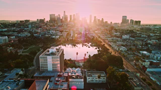 麦克阿瑟公园上空的洛杉矶玫瑰色日出视频素材
