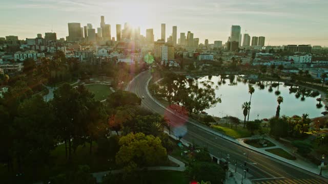 早晨的阳光透过市中心的建筑物到麦克阿瑟公园，洛杉矶-空中视频素材