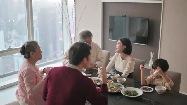 多代人除夕在公寓吃团圆饭视频下载