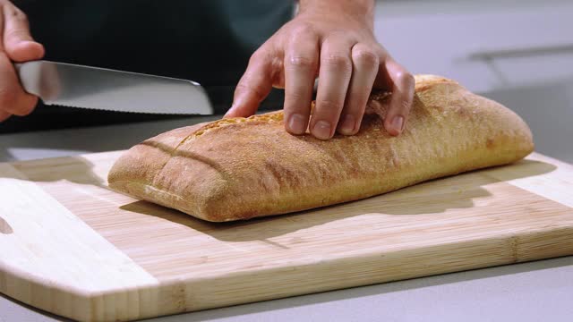 厨师慢动作切面包视频素材