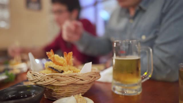 亚洲男人和朋友一起吃居酒屋视频素材