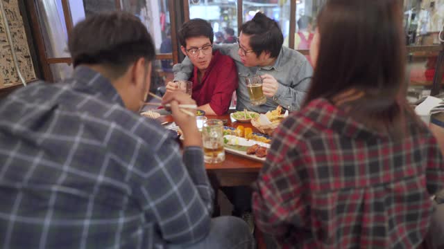 亚洲男人放松，和朋友喝酒视频素材
