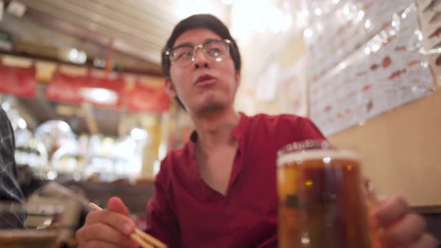 亚洲男子享受居酒屋，日本餐厅视频素材