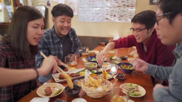 亚洲人有一个很好的时间与朋友在日本餐厅视频下载