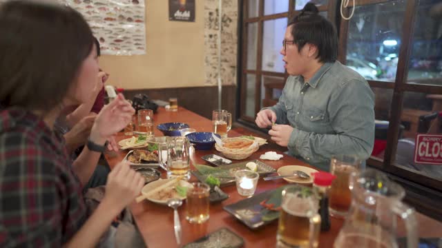 亚洲人喜欢在用餐时与朋友交谈视频素材