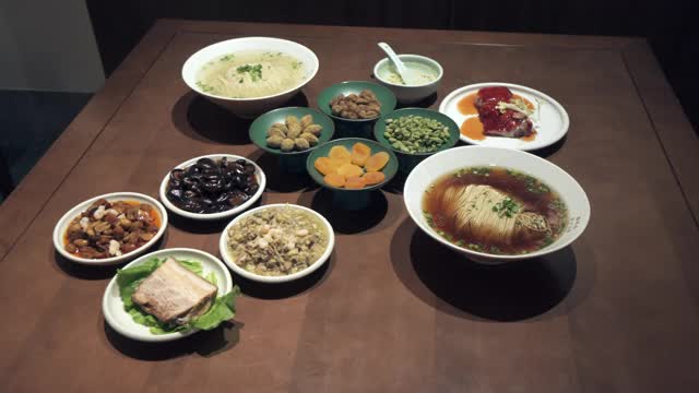 在中国苏州的餐厅，各种新鲜的食物被放在发光的木桌上视频下载