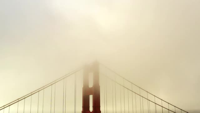 航拍金门大桥在雾天下，无人机飞过著名的地标-旧金山，加利福尼亚视频素材
