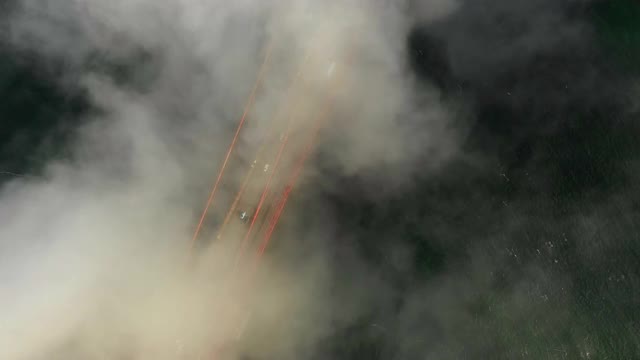 在雾霾天气下，无人机在金门大桥上空盘旋，加利福尼亚旧金山视频下载