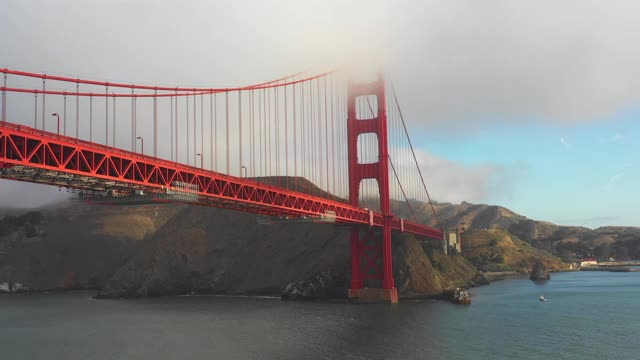 空中平移拍摄的金门大桥海上对天空，无人机飞行下著名的地标海湾-旧金山，加利福尼亚视频素材