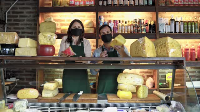 奶酪供应商在COVID-19爆发时展示他们的产品视频素材